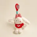 Detail van een witte pluche konijn met rood geblokte strik en gebreide hartjestrui - Konijntje in trui met rood hartjespatroon en geruite strik (Stijl 5)
