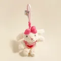 Detail van witte pluche konijn sleutelhanger met roze gebreide trui en rood hartje - Roze hartjes trui konijntje met roze strik (Konijnenstijl 2)