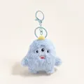 Macro detail van de blauwe drieogige monster pluche sleutelhanger met borduurwerk en hoorn - Klein Monster Blauw