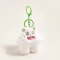 Detailopname van witte pluche monster-sleutelhanger met groene borduurogen en metalen haak - Klein Monster Wit