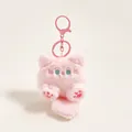 Macro detail van een roze pluche katten sleutelhanger met metalen karabijnhaak - Roze Tuan Tuan Kat