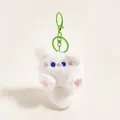 Detail van witte pluche kattenhanger met blauwe ogen en groene metalen haak - Witte Tuan Tuan Kat