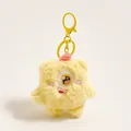 Detail van gele pluche monster sleutelhanger met geborduurd oog en metalen ring - Klein Monster Geel