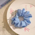 Détail du chouchou bleu clair à pois avec étiquette faite main et breloque cœur - Nœud Bleu avec Perle de Cristal