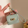 Nahaufnahme einer minzgrünen Mini-Tasche als Schlüsselanhänger mit goldenem Drehverschluss - Hellblau