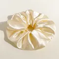 Detailaufnahme des übergroßen Satin-Haargummis in Champagner mit feiner Seidenstruktur - Groß / Durchmesser 20cm / Gebrochenes Weiß