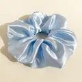 Detail des hellblauen Satin-Stoffes und der glatten Textur eines großen Haargummis - Groß / Durchmesser 20cm / Himmelblau