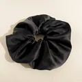Dettaglio del tessuto in raso nero lucido e delle morbide pieghe sul maxi elastico - Grande / Diametro 20cm / Nero