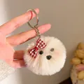 Detail van de zachte beige pluche sleutelhanger met puppygezicht en rode geruite strik - Crème Rood Geruite Strik (Stijl 1)