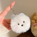 Detail van een pluizige witte puppy pluche sleutelhanger met blauwe oren en zilveren ring - Pluizig Wit Blauwe Oren (Stijl 4)