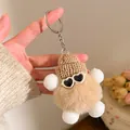 Détail d'un porte-clés en peluche créatif avec bonnet tricoté et lunettes de soleil cœur - Style Lunettes de Soleil Coeur Bonnet Marron Kaki (F-4573)