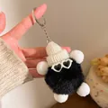 Gros plan d'un porte-clés en peluche noire avec bonnet blanc et lunettes en forme de cœur - Style Bonnet en Tricot Lunettes de Coeur Noir (F-4574)