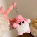 Détail d'un porte-clés peluche blanche avec bonnet en tricot rose et lunettes de soleil cœur - Style Lunettes Coeur Bonnet Rose Blanc (F-4576)