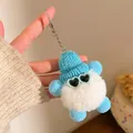 Détail d'un porte-clés pompon blanc avec bonnet bleu tricoté et lunettes en forme de cœur - Style Lunettes Coeur Bonnet Bleu Blanc (F-4577)