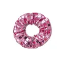 Détail macro du chouchou rose fuchsia orné de paillettes miroir carrées et brillantes - Paillettes Roses