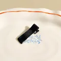 Dettaglio di una clip per capelli 3,5-5 cm avvolta in nastro grosgrain nero di qualità - 3.5cm / Nero