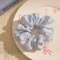 Chouchou bleu clair à motif floral blanc sur une assiette décorative blanche - Bleu avec Imprimé Floral Blanc