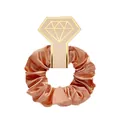 Détail d'un chouchou en satin or rose sur une carte cadeau rose en forme de diamant - Or rose