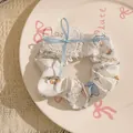 Chouchou floral avec cœur en dentelle et nœud en ruban bleu clair pour femme - Floral Blanc avec Cœur en Dentelle et Nœud Bleu