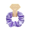 Detail van een paarse satijnen haarscrunchie op een diamantvormige roze kaarthouder - Paars