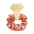 Detailweergave van een satijnen scrunchie in champagne op een gouden kaarthouder - Oudroze