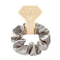 Detail van champagne satijnen scrunchie op een roze diamantvormige geschenkkaart - Grijs