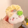 Dettaglio testa di gatto in peluche con trifoglio su elastico per capelli giallo - Elastico Gatto con Occhi Chiusi