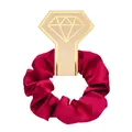 Detail van bordeauxrode satijnen scrunchie gewikkeld om een kaart met diamantpatroon - Bordeauxrood