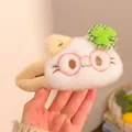 Dettaglio molletta gatto bianco in peluche con quadrifoglio e fiocco a quadri - Fermaglio Gatto con Occhi Grandi