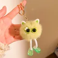 Détail d'un porte-clés chat en peluche avec de longues jambes et des chaussures vertes - Vert Avec Pompon