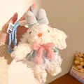 Gros plan détaillé d'une peluche de lapin blanc en robe à carreaux bleus et dentelle - Lapin Nœud Gris Bleu Robe À Carreaux