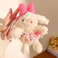 Détail d'un lapin en peluche blanc avec nœud rose et robe à carreaux sur un cordon - Lapin Grand Nœud Rose Jupe À Carreaux