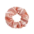 Detailweergave van de perzik satijnen scrunchie met zijdeachtige textuur en elastische plooi - Oudroze