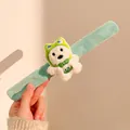 Detail eines weichen mintgrünen Plüsch-Armbands mit süßer 3D-Cartoon-Tierfigur - Zyanfarbener Hundestil