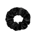 Detailopname van zwarte satijnen scrunchie met gladde zijden textuur en geplooide details - Zwart