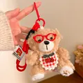 Bruine pluchen beer sleutelhanger met bril en kersen slabbetje aan rood koordje - Beer met Rode Bril / Tan