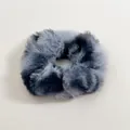 Primer plano detallado que muestra la suave textura del coletero de felpa gris jaspeado - Coletero Gris Tie-dye