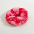 Primer plano de coletero de felpa suave con diseño tie-dye en tonos rojo y rosa - Coletero Rojo Tie-dye