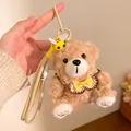 Lichtbruine pluche beer sleutelhanger met beige geweven koord en gele bijen hanger - Bijbeer / Tan
