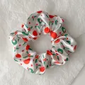 Chouchou de Noël avec feuilles de houx et étoiles rouges sur tissu satiné blanc - Style Houx et Baies (Style de Noël 1)