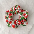 Chouchou satiné blanc thème Noël avec motifs de baies rouges et feuilles de houx - Style Houx et Boule Rouge Blanche (Style de Noël 4)