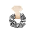 Silbergraues Satin-Haargummi auf Karte für Brautjungfern-Geschenke zur Hochzeit - Satin Grau