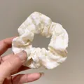 Süßer gelb-weiß karierter Scrunchie aus Seersucker mit weicher Rüschenstruktur - Karo-Stil / Hellgelb