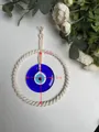 Decorazione da parete macramè occhio di Allah con ciondolo in vetro blu su legno bianco - Stile Occhio Blu Tondo