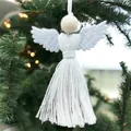 Angelo di Natale fatto a mano in macramé con nappe in cotone e perle di legno sull'albero - Stile 1