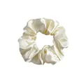Chouchou élégant en satin blanc crème avec une finition soyeuse et plissée - Grand Satin / Blanc Cassé