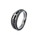 Détail du bracelet en cuir noir multicouche avec croix en métal gris mat poli - Standard / Noir