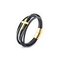 Gros plan détaillé du bracelet multicouche en cuir noir avec breloque croix dorée - Standard / Acier