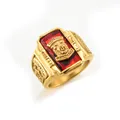 Dettaglio anello Walton Tigers in acciaio dorato con pietra rossa ed emblema testa di tigre - US 8 / Rosso