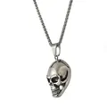 Detailansicht eines silbernen Totenkopf-Anhängers aus Edelstahl mit Weizenkette - Halsketten-Set / Stahlfarbe Mit Kette